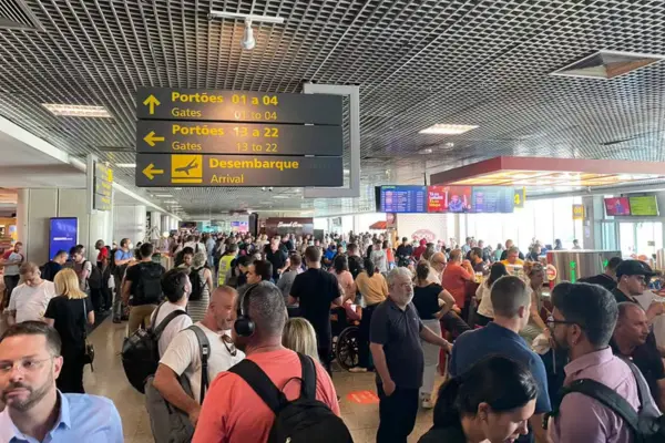 Passageiros em saguão do Aeroporto de Congonhas, nesta sexta-feira (15) — Foto: Reprodução/Arquivo pessoal